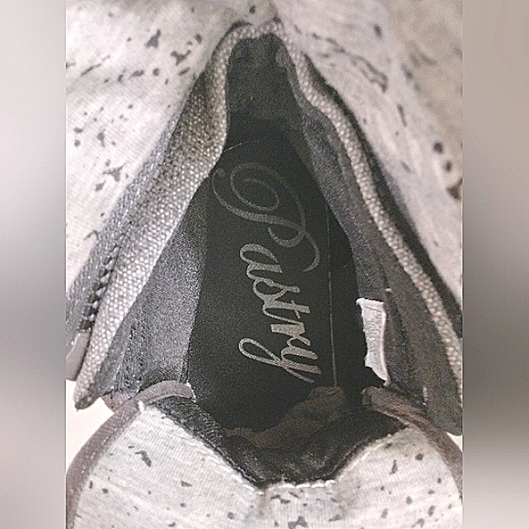 Pastry Women's Pinwheel Sneakers Size 8.5 Gray/ Black - Picture 6 of 9